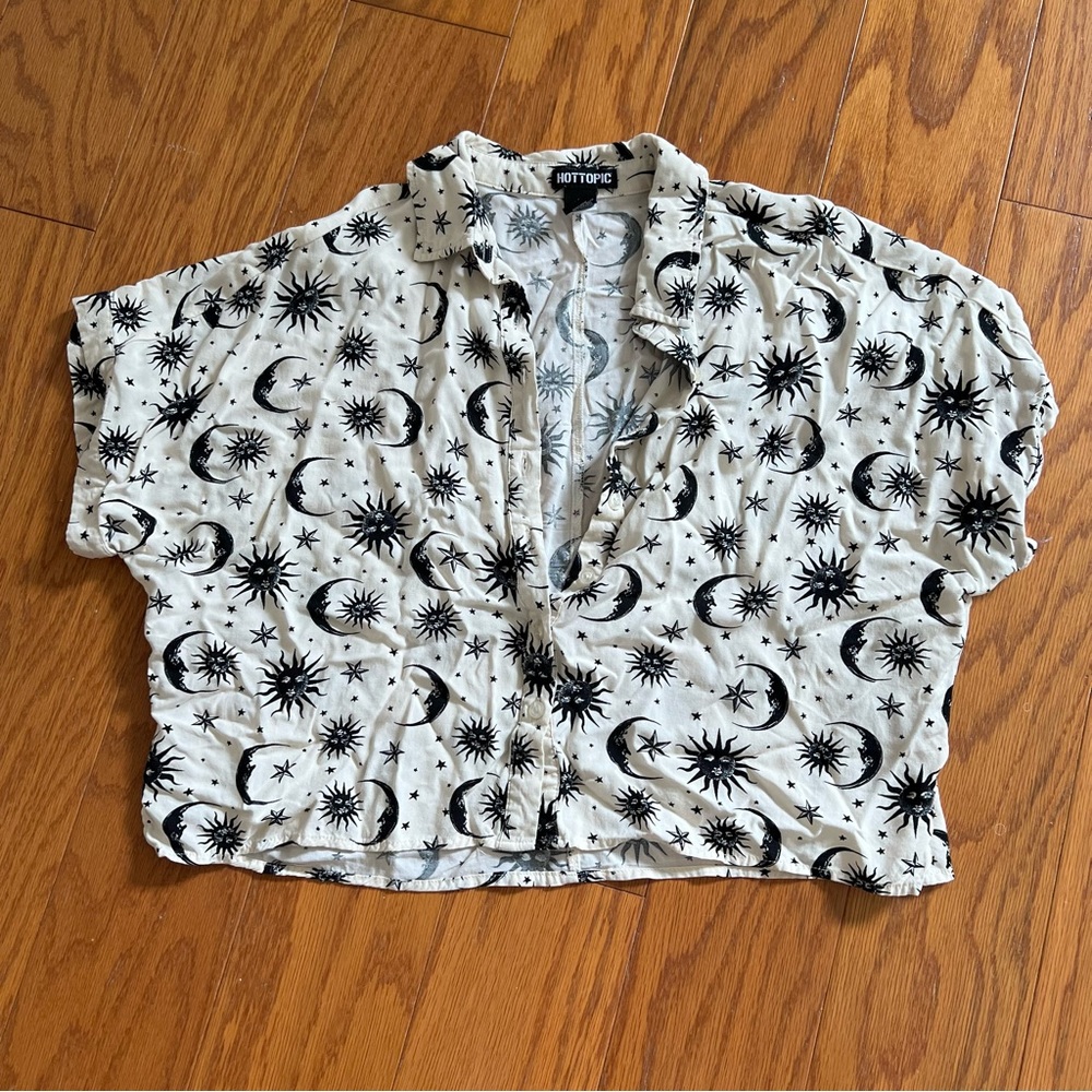 Hot topic Black and White Celestial Print crop Top medium m sun moon Shirt